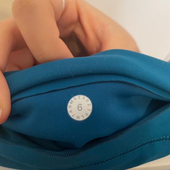 Lululemon Size 6 BUNDLE - Mastered Motion Cropped Tank and In Movement Shorts - Picture 11 of 11